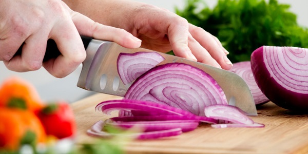 PETUA MENGELAKKAN MATA PEDIH KETIKA POTONG BAWANG