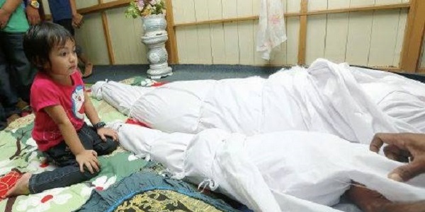 MAMA, BANGUNLAH... RAMAI ORANG DATANG NI.. - ANAK KECIL KEJUTKAN JENAZAH IBUNYA.jpg