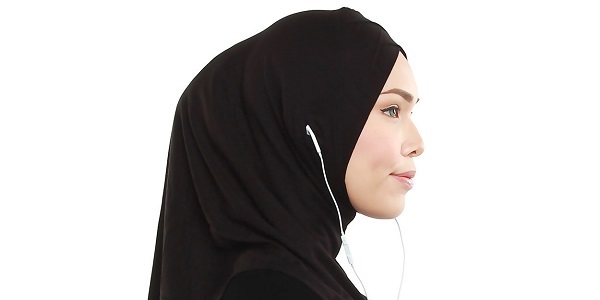 Pereka Genius Dari Singapura Ini Cipta Tudung Yang Boleh Guna Earphone.jpeg