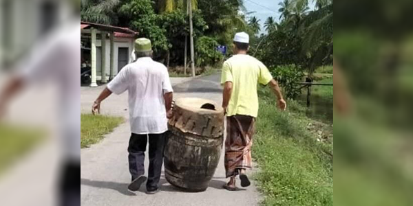 ‘Mie Kontraktor’ Khiḁnặt Surau, Kổyak Quran & Beduk Dibuặng Ke Parit.. Katanya Untuk Menổlak Bala