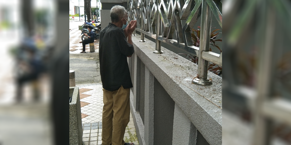 Tersentuh Pada Gambar Ini, Najib Harap Bertemu Dengan Pakcik Tua Ini Kerana Mendoakan Allahyarhamah Bondanya