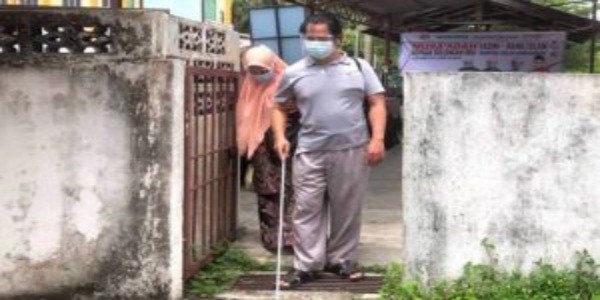 Tiga Orang Anak Pasangan OKU Ini Berjaya Ke Menara Gading Hasil Pendapatan Dengan Menjual Tisu