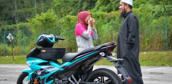 menangis dapat motor